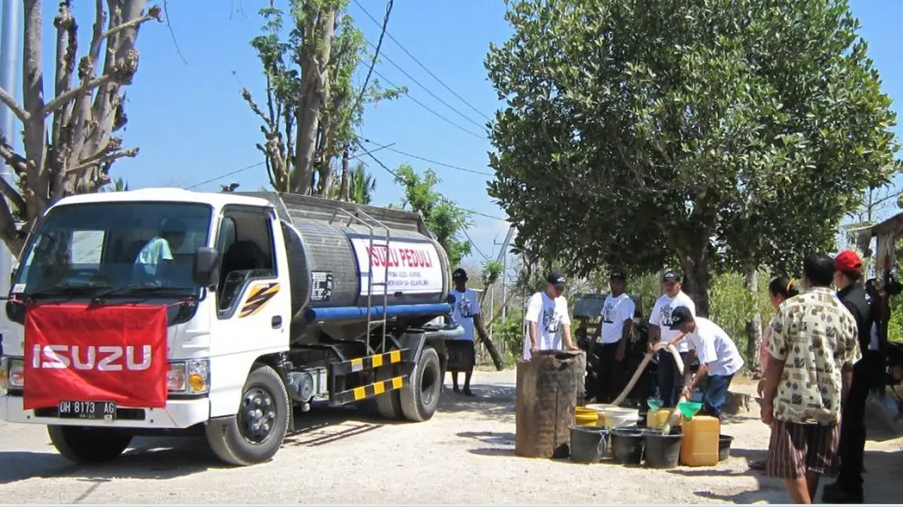 Isuzu Bagi-bagi Air di Wilayah Kemarau