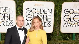 Aktris dan penyanyi Jennifer Lopez  ditemani sang kekasih, Casper Cerdas menghadiri ajang bergengsi Golden Globe Awards 2016 di Beverly Hilton Hotel, California, Minggu (10/1). (Jason Merritt/Getty Images/AFP)