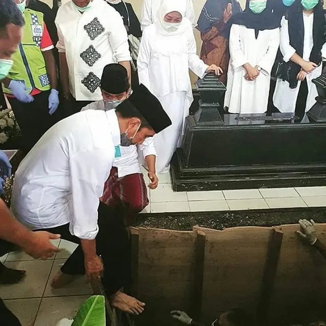 7 Momen Jokowi Kuburkan Ibundanya, Turun Langsung ke Liang Lahat