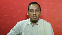 Sekjen PSSI, Azwan Karim (kiri), saat mengumumkan Eduard Tjong sebagai pelatih Timnas U-19 di Kantor PSSI, Jakarta, Jumat (15/7/2016). Timnas U-19 akan berlaga dalam turnamen Piala AFF U-19 di Vietnam pada September mendatang. (Bola.com/Arief Bagus)