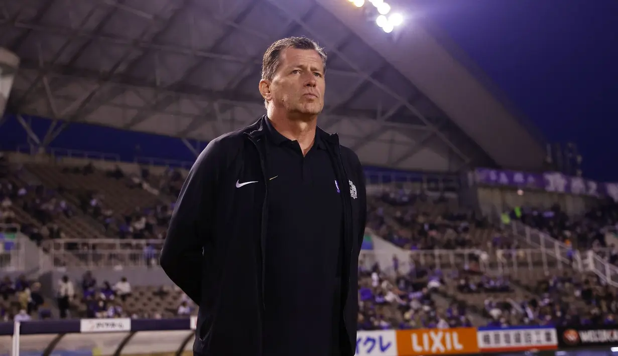 Musim ini, Sanfrecce Hiroshima masih dilatih oleh arsitek asal Jerman yang pernah malang melintang jadi pelatih tim-tim Liga Jerman seperti Borussia Dortmund, Bayer Leverkusen, Eintracht Frankfurt, hingga Hertha Berlin, Michael Skibbe, yang sudah menangani tim sejak musim 2022. (J.LEAGUE)