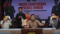 Kasatreskrim Polres Jember AKP Dika Hadiyan Widya Wiratama (Tengah) tunjukan barang bukti benih lobster dalam Press Conference di Mapolres Jember (Istimewa)
