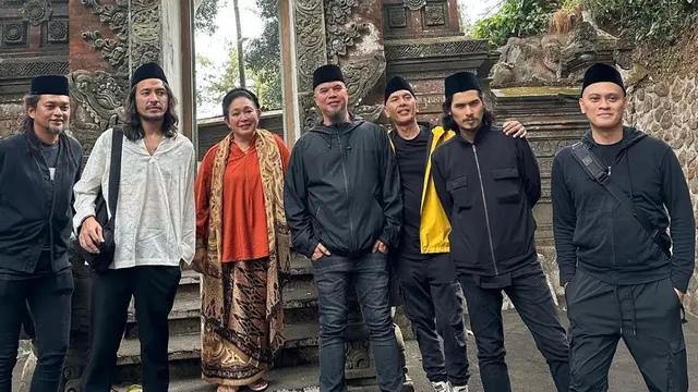 6 Potret Dewa 19 Ziarah ke Makam Presiden RI Kedua, Disambut Titiek Soeharto