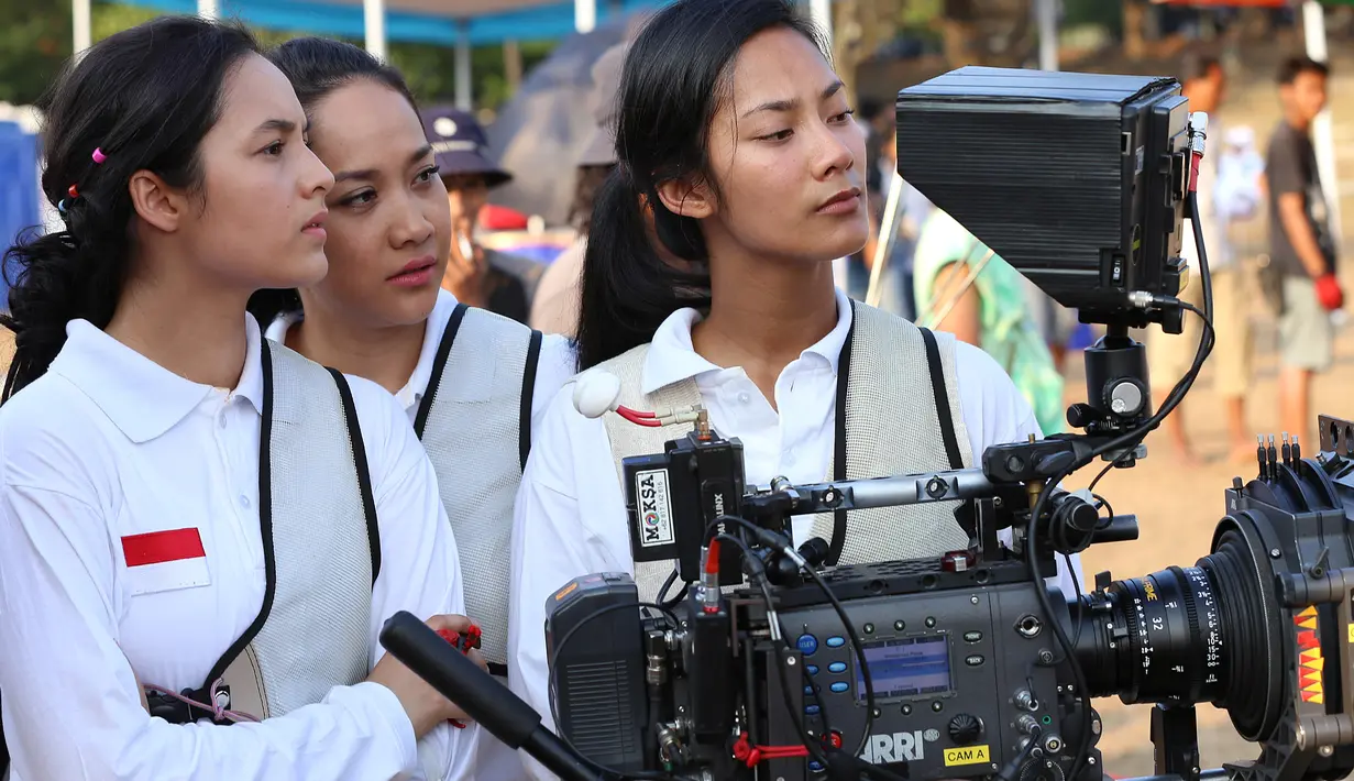 Chelsea Islan, Bunga Citra Lestari, dan Tara Basro yang berperan dalam film '3 Srikandi' sedang me-review hasil syuting yang berlokasi di Buperta, Cibubur, Jakarta Timur, 24/7/2015.