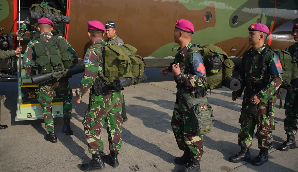 Prajurit Satgas Pasukan Reaksi Cepat Penanggulangan Bencana (PRCPB) Marinir diberangkatkan dari Lanud Halim Perdanakusuma, Jakarta, Senin (6/8). Sebanyak 100 personel ini akan membantu penanganan bencana gempa Lombok. (Liputan6.com/HO/Dispen Kormar)