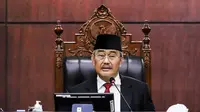 Ketua Majelis Kehormatan Mahkamah Konstitusi (MKMK) Jimly Asshiddiqie memimpin jalannya sidang putusan dugaan pelanggaran etik terhadap hakim Mahkamah Konstitusi (MK) di Mahkamah Konstitusi, Jakarta, Selasa (7/11/2023). (Liputan6.com/Angga Yuniar)