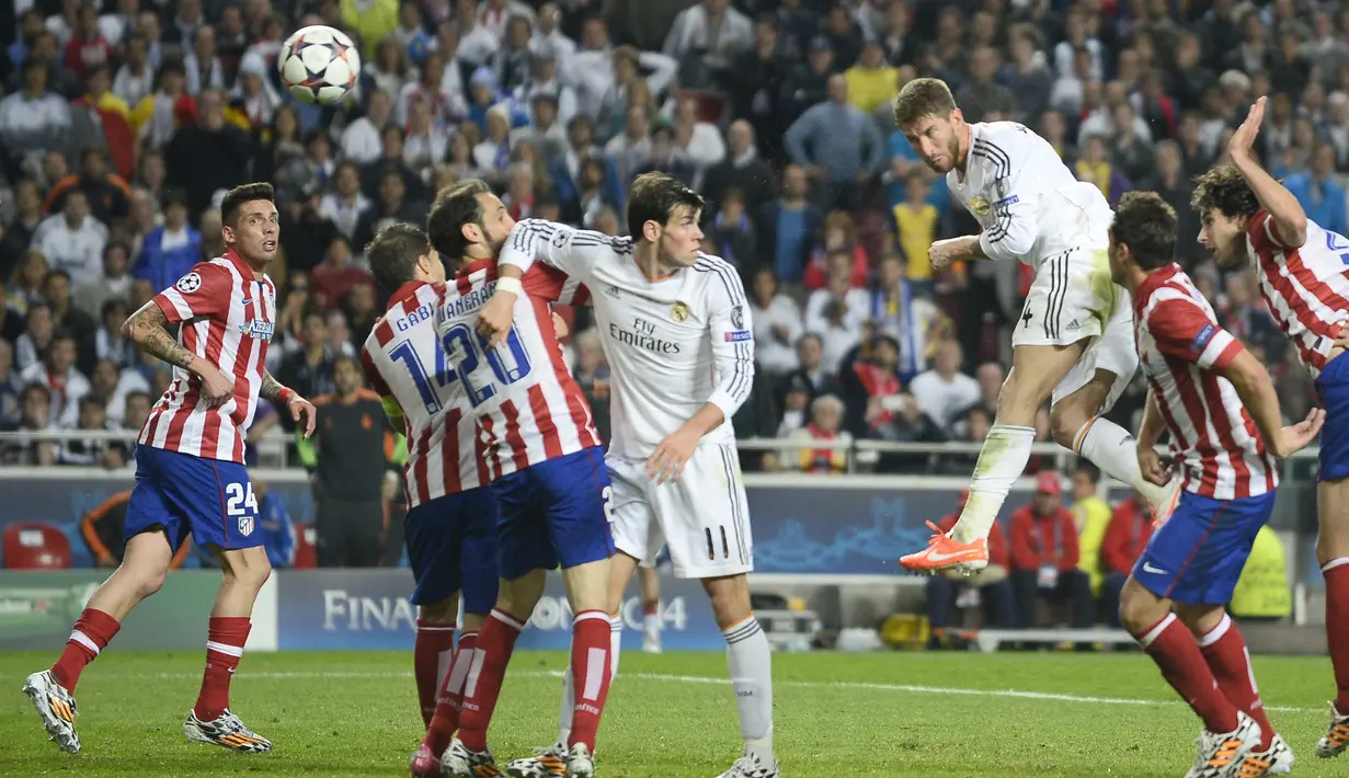 Final musim 2013/2014. Musim berikutnya, dua tim dari satu negara kembali bertemu di laga final Liga Champions. Kali ini wakil dari Liga Spanyol kembali bertemu, Real Madrid dan Atletico Madrid bertemu di laga final Liga Champions musim 2013/2014. Laga yang digelar di Estadio da Luz, Lisbon, Portugal (24/5/2014) itu akhirnya dimenangkan Real Madrid 4-1 melalui babak perpanjangan waktu. Atletico Madrid yang sudah unggul 1-0 sejak menit ke-36 melalui Diego Godin harus gigit jari usai Real Madrid menyamakan skor 1-1 lewat Sergio Ramos di masa injury time babak kedua. Los Blancos kembali mencetak tiga gol di babak perpanjangan waktu melalui Gareth Bale, Marcelo dan eksekusi penalti Cristiano Ronaldo. (AFP/Miguel Riopa)