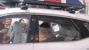 Momen seorang pria mencoba duduk di bangku belakang yang berlapis kulit. New MG HS memiliki panjang 4.574mm, lebar 1.876mm, tinggi 1.664mm, serta wheelbase 2.720mm yang menjanjikan kelegaan ruang kabin dan kenyamanan bagi penumpang baris kedua.