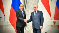 Presiden Joko Widodo (kiri) berjabat tangan dengan Presiden Rusia Vladimir Putin (kanan) usai menyampaikan pernyataan bersama di Istana Kremlin, Moskow, Rusia, Kamis (30/6/2022). Presiden menyatakan siap menjadi jembatan komunikasi antara Presiden Ukraina Volodymyr Zelenskyy dan Presiden Rusia Vladimir Putin agar kedua pihak mencapai perdamaian. (FOTO: Biro Pers Sekretariat Presiden)