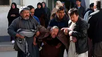 Korban luka serangan bom bunuh diri di Kabul, Afghanistan pada Kamis 28 Desember 2017 (AP)