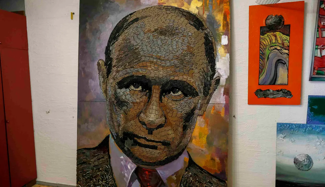 Tampak hasil lukisan wajah Presiden Rusia Vladimir Putin yang di buat oleh seniman asal Ukraina, Dariya Marchenko di Kiev, Ukraina (27/7/2015). 5.000 peluru dihabiskan Dariya yang diambil dari lokasi peperangan di Ukraina Timur. (REUTERS/Gleb Garanich)