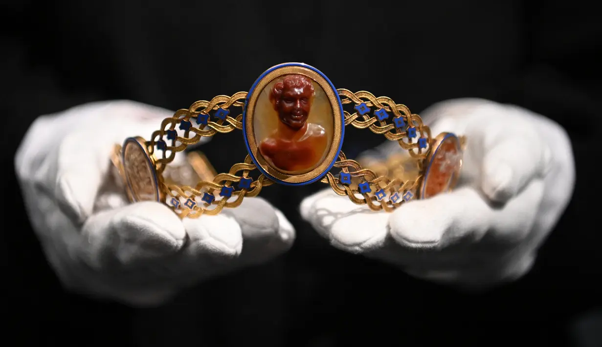Tiara yang diyakini milik Permaisuri Josephine Bonaparte dari Prancis ditampilkan saat sesi pemotretan di Sotheby's Auction House, London, Inggris, Jumat (3/12/2021). Sepasang tiara Josephine Bonaparte tersebut merupakan hadiah dari saudara perempuan Napoleon, Caroline Murat. (Daniel LEAL/AFP)