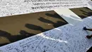 Ribuan warga ikut memberikan dukungan  menolak RUU Pilkada dengan membubuhkan pesan dan tanda tangannya di atas banner putih sekitar tiga meter, Jakarta, (14/9/14). (Liputan6.com/Miftahul Hayat)