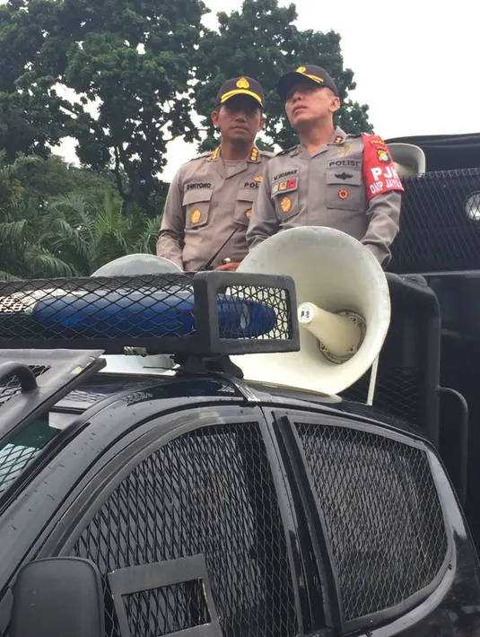 Kapolda Metro Jaya Irjen Pol M Iriawan saat memantau pengamanan aksi 212 di Gedung DPR/MPR, Jakarta Pusat, Selasa (21/2). Aparat gabungan TNI/Polri bersiaga mengamankan jalannya aksi 212 yang berlangsung di depan Kompleks Parlemen Senayan. (Dok. Istimewa)