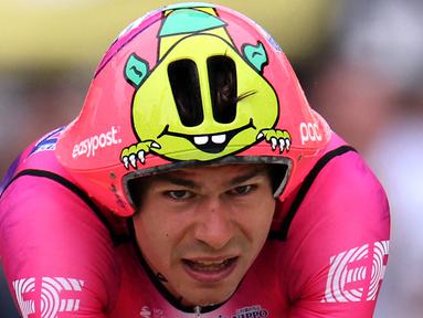 Daftar pertama adalah helm POC Tempor pink bergambar monster kartun hijau milik tim EF Education-Easypost, Stefan Bissegger. Helm tersebut merupakan hasil dari perancangan yang melibatkan juara time trail Olimpiade Beijing 2008, Gustav Larsson dan spesialis aerodinamika dari Semcon, perusahaan teknologi multinasional asal Swedia. (AFP/Thomas Samson)