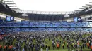 Suasana lapangan stadion yang penuh dengan fans Manchester City usai laga melawan Swansea City di Etihad stadium, Manchester, (22/4/2018). Manchester City menang 5-0 atas Swansea. (Nigel French/PA via AP)