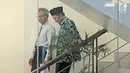 Tersangka Wali Kota Mojokerto Masud Yunus menuruni tangga usai menjalani pemeriksaan di Gedung KPK, Jakarta, Rabu (7/2). Masud hanya terdiam ketika ditanya awak media apakah dirinya siap untuk ditahan. (Liputan6.com/Herman Zakharia)