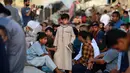 Jutaan warga terpaksa meninggalkan rumah mereka dan mengungsi di lokasi yang aman. (Bashar TALEB/AFP)