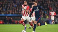 Striker Atletico Madrid, Antoine Griezmann (kanan), beraksi pada laga melawan PSV Eindhoven di Philips Stadion, Eindhoven, Kamis (25/2/2016) dini hari WIB. (AFP/Emmanuel Dunand)