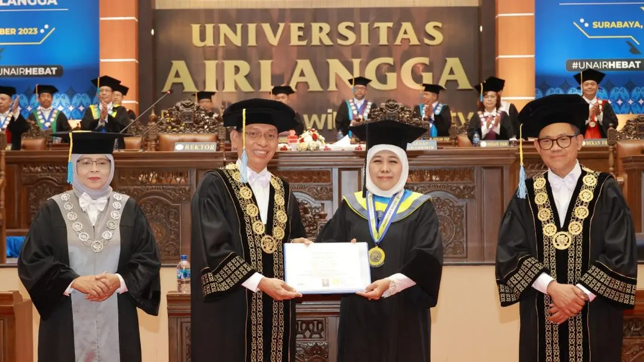 Gubernur Jawa Timur Khofifah Indar Parawansa menerima Doktor Honoris Causa dari Unair (Dok. Istimewa/Liputan6)