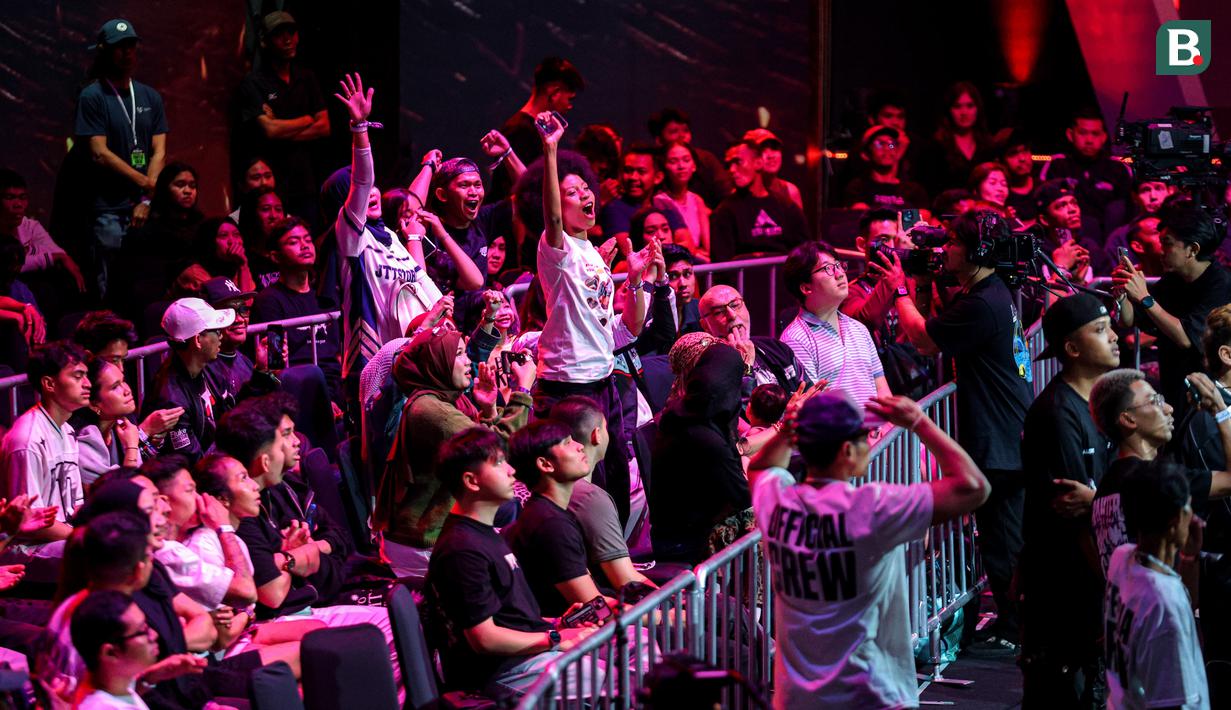 Para penonton memberikan dukungan dalam pertarungan debut tinju profesional Byon Madness antara Ida Bagus Dwija Maha Gangga (Ibas) (kanan) melawan Atevus Chima Okefielem (Chima) (kiri) di Studio 6 Emtek City, Daan Mogot, Jakarta, pada Sabtu (26/04/2025). (Bola.com/Bagaskara Lazuardi)