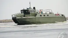 TNI AD memamerkan Kapal Motor Cepat (KMC) Komando terbaru di Pantai Ancol, Jakarta Utara, Selasa (29/4/2014) (Liputan6.com/Faizal Fanani).
