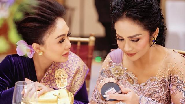 6 Potret Yuni Shara di Acara Lamaran Aurel Hermansyah dan Atta Halilintar