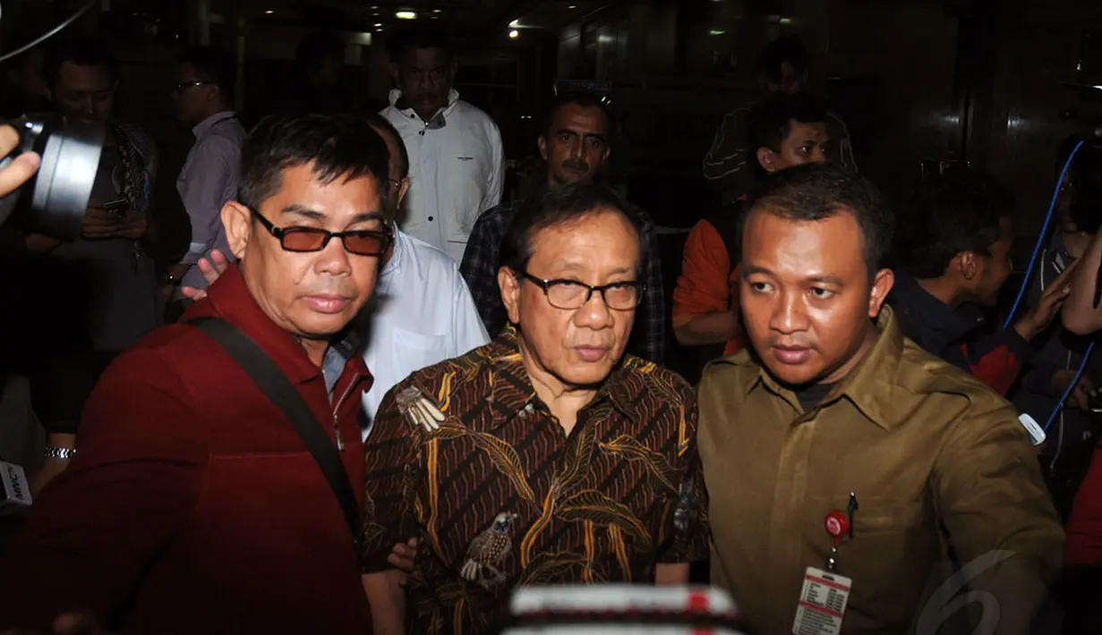Ketua Dewan Pertimbangan Partai Golkar, Akbar Tanjung (tengah), datang untuk melihat langsung kondisi Ketum Partai Gerindra, Suhardi, yang dirawat di RSPP, Jakarta, (26/8/14). (Liputan6.com/Helmi Fithriansyah)