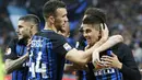 Para pemain Inter Milan merayakan gol Joao Cancelo saat melawan Cagliari pada lanjutan Serie A di San Siro stadium, Milan, (17/4/2018). Inter menang 4-0. (AP/Antonio Calanni)