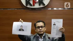 Pelaksana tugas (Plt) Juru Bicara KPK, Ali Fikri menunjukkan data diri Bupati Tanah Bumbu periode 2010-2015 dan 2016-2018, Mardani H. Maming saat mengumumkan status Daftar Pencarian Orang (DPO), Gedung KPK, Jakarta, Selasa (26/7/2022). KPK resmi menerbitkan status DPO terhadap Mardani H. Maming karena dinilai tidak kooperatif (mangkir dari dua kali pemanggilan). (Liputan6.com/Helmi Fithriansyah)