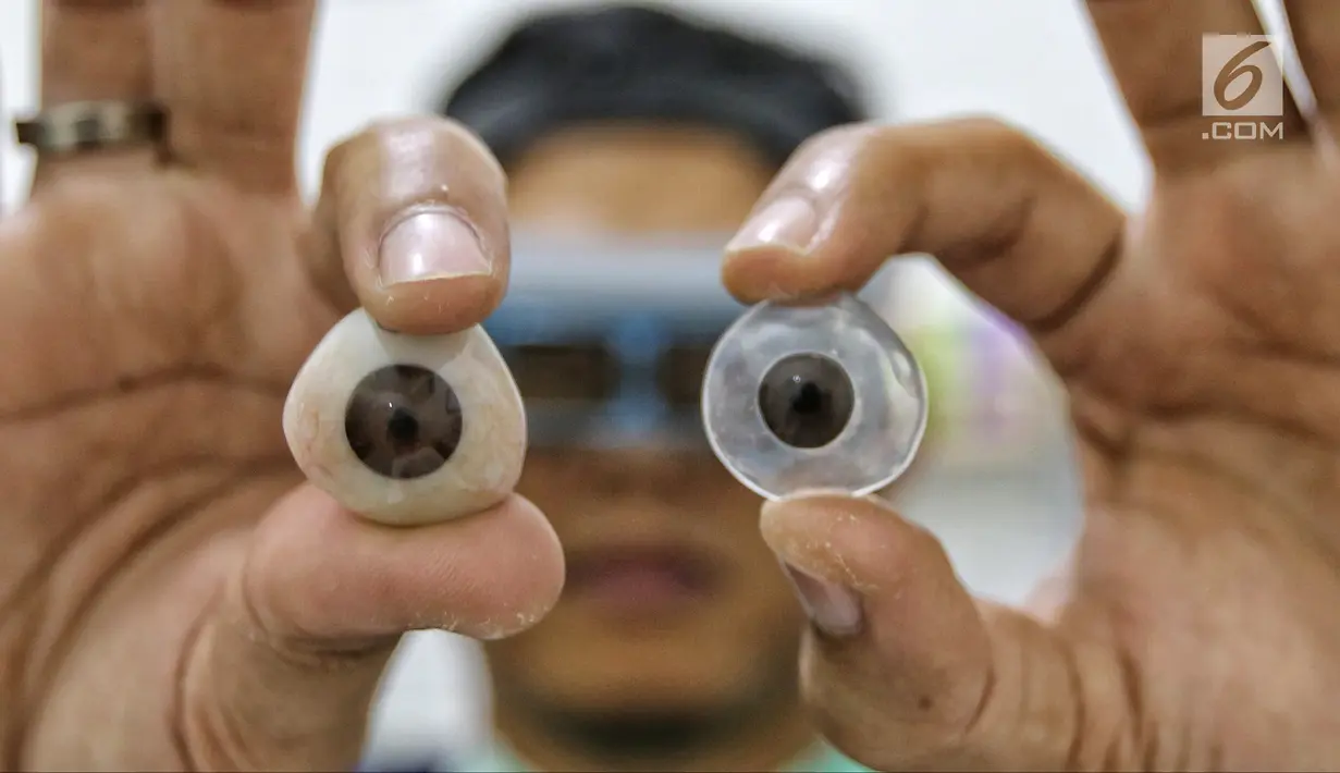 Rizwan Ilyasin menunjukkan dua bola mata palsu di Klinik Ilyarsi Okularis, Ciputat, Tangerang Selatan, Banten, Sabtu (3/2). Ilyarsi Okularis adalah klinik pembuatan mata palsu (protesa mata). (Liputan6.com/Fery Pradolo)