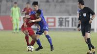 Striker Indonesia, M Rafli, berusaha melewati pemain Chinese Taipei pada laga AFC U-19 di SUGBK, Jakarta, Kamis (18/10/2018). Indonesia menang 3-1 atas Chinese Taipei. (Bola.com/M Iqbal Ichsan)