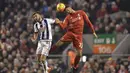 Gelandang Liverpool, Emre Can, duel udara dengan gelandang West Bromwich, James Morrison, pada laga Liga Premier Inggris di Stadion Anfield, Inggris, Minggu (13/12/2015). (AFP/Oli Scarff)