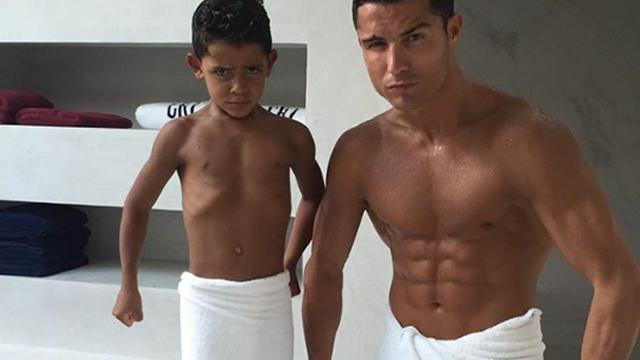 Ronaldo Terima Sepatu Emas Sang Anak Tanyakan Messi Bola Liputan6 Com