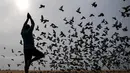 Di berbagai wilayah di India, peringatan Hari Yoga Internasional diisi dengan sesi yoga massal, baik itu di taman-taman, pusat kebugaran, bahkan tempat kerja. (R. Satish BABU/AFP)