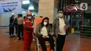Petugas mendorong kursi roda keluarga korban saat berada di Posko Crisis Center Sriwijaya Air SJ 182, Bandara Soekarno-Hatta, Tangerang, Banten, Sabtu (9/1/2021). Keluarga korban masih menunggu kabar terkait hilang kontaknya pesawat Sriwijaya Air SJ 182. (merdeka.com/Imam Buhori)