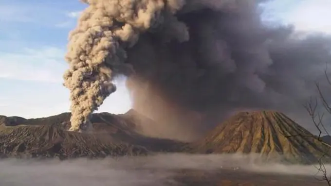 Video Detik-detik meletusnya Gunung Bromo pada 2004