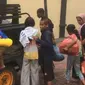Pengungsi Rohingya yang terlantar di Pekanbaru dibawa personel Polresta Pekanbaru ke Rudenim Pekanbaru. (Liputan6.com/M Syukur)