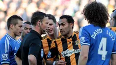 Ahmed Elmohamady menyatakan pendapatnya kepada wasit Mark Clattenburg pada pertandingan sepak bola Liga Inggris antara Hull City vs Chelsea di Stadion Kingston Communications, Hull (11/01/14). (AFP/Lindsey Parnaby) 
