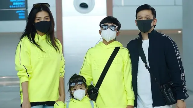 7 Potret Sarwendah Pakai Baju Couple dengan Kedua Putrinya, Kompak Banget