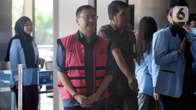 Komisaris PT Hanson International Tbk (MYRX), Benny Tjokrosaputro tiba di Gedung KPK untuk menjalani pemeriksaan oleh penyidik Kejaksaan Agung di Jakarta, Selasa (18/02/2020).  Benny diperiksa sebagai tersangka terkait kasus dugaan korupsi di PT Asuransi Jiwasraya (Persero). (merdeka.com/Dwi Narwoko