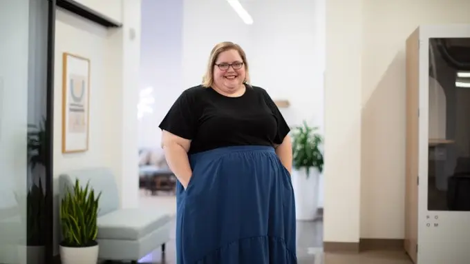 Ilustrasi Rok untuk Orang Plus Size (credit: canweallgo/unsplash)