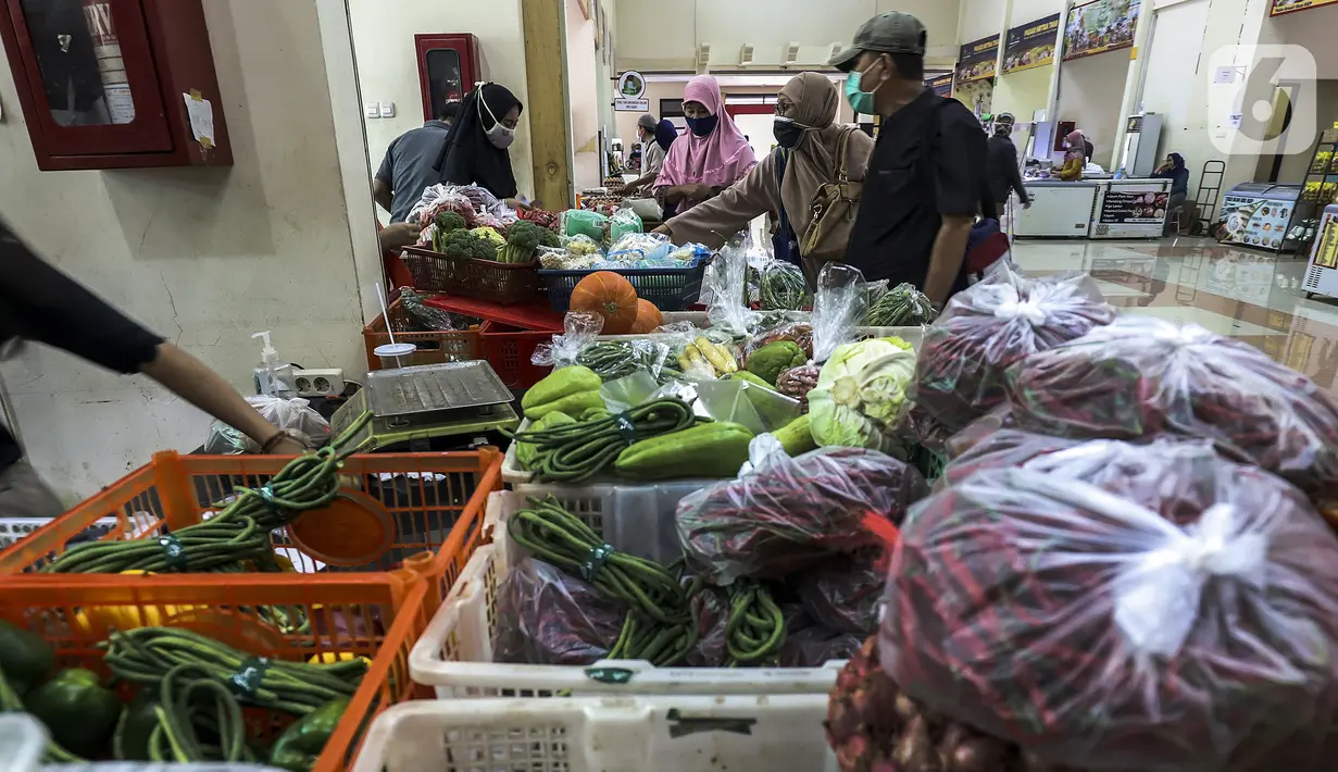 Aktivitas jual beli di Pasar Mitra Tani (PMT) Pasar Minggu, Jakarta Selatan, Jumat, (7/5/2021). Sehubungan libur Idul Fitri 1442 H, PMT tutup sementara yakni dari tanggal 12-16 Mei 2021. (Liputan6.com/Johan Tallo)