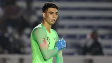 Kiper Timnas Indonesia U-22, Nadeo Argawinata, mengamati rekannya saat melawan Singapura U-22 pada laga SEA Games 2019 di Stadion Rizal Memorial, Manila, Kamis (28/11). Indonesia menang 2-0 atas Singapura. (Bola.com/M Iqbal Ichsan)