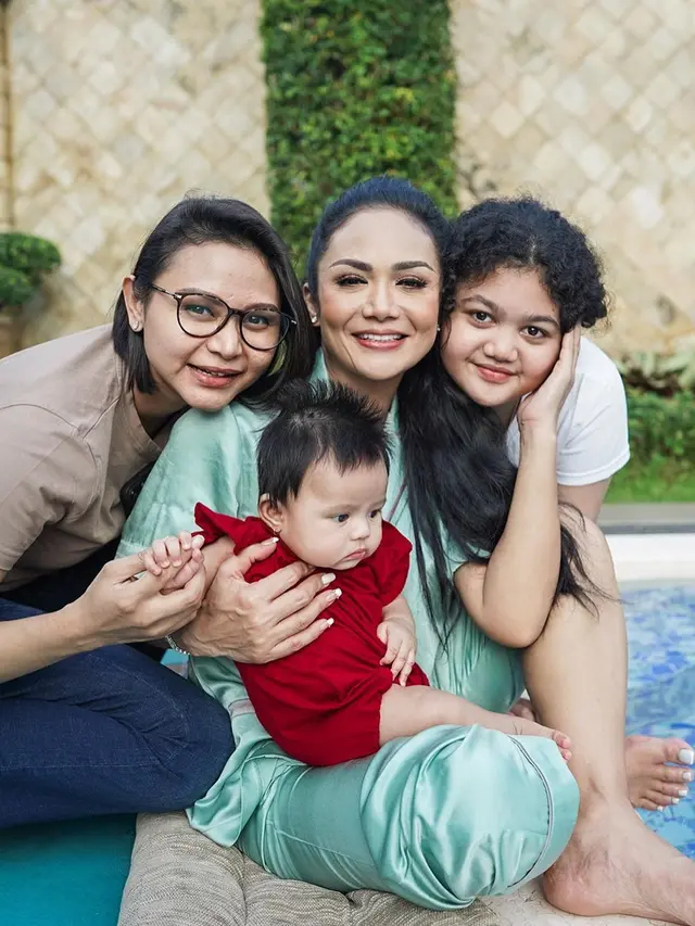 Temani Berjemur, Ini 7 Momen Seru Krisdayanti saat Momong Cucu