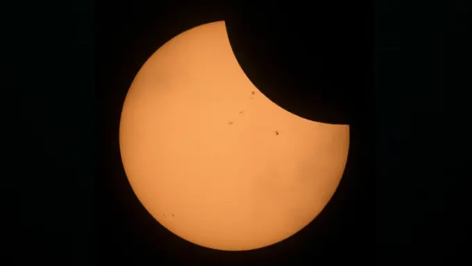 Detik-detik saat Stasiun Angkasa Luar Internasional (ISS) melintasi Gerhana Matahari 21 Agustus 2017. (NASA)