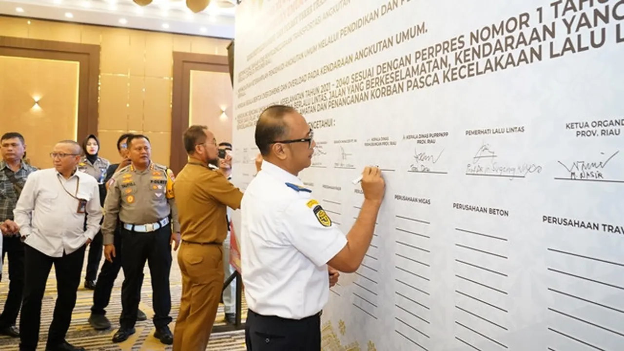 Penandatanganan komitmen keselamatan berlalulintas oleh pengusaha angkutan umum dan instansi terkait menjaga nyawa masyaraakat di jalan raya.