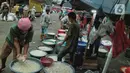 Aktivitas pedagang kolang-kaling di kawasan Pasar Induk kramat Jati, Jakarta Timur, Kamis (14/4/2022). Pedagang mengatakan penjualan kolang kaling di masa pandemi kali ini meningkat hingga 50 persen dibandingkan pada bulan Ramadan tahun lalu. (merdeka.com/Iqbal S Nugroho)