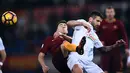 Aksi Pemain AS Roma, El Shaarawy (kiri) saat berebut bola dengan pemain Chievo Alessandro Gamberini pada lanjutan Serie A Italia di Olympic Stadium, Roma, (22/12/2016). Roma menang 3-1.  (AFP/Filippo Monteforte)