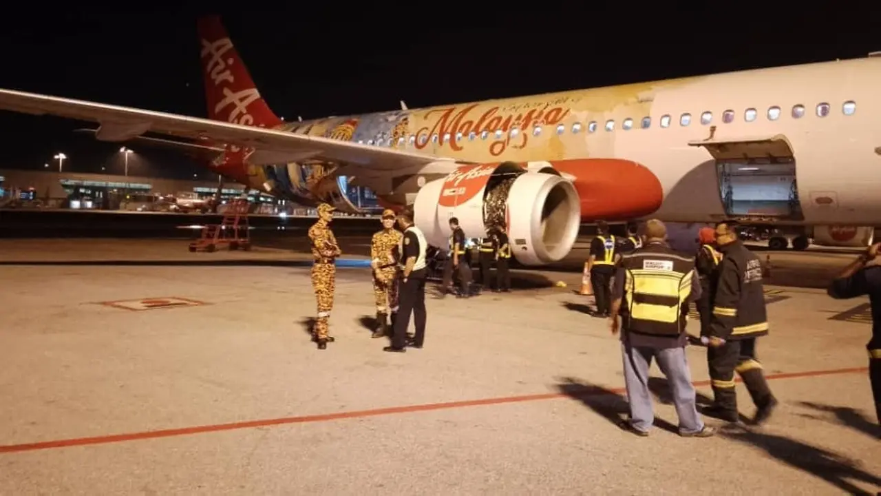 Penerbangan AirAsia AK128 mendarat dengan selamat di Terminal 2 KLIA setelah putar baik dalam perjalanan ke China. (Selangor Bomba)